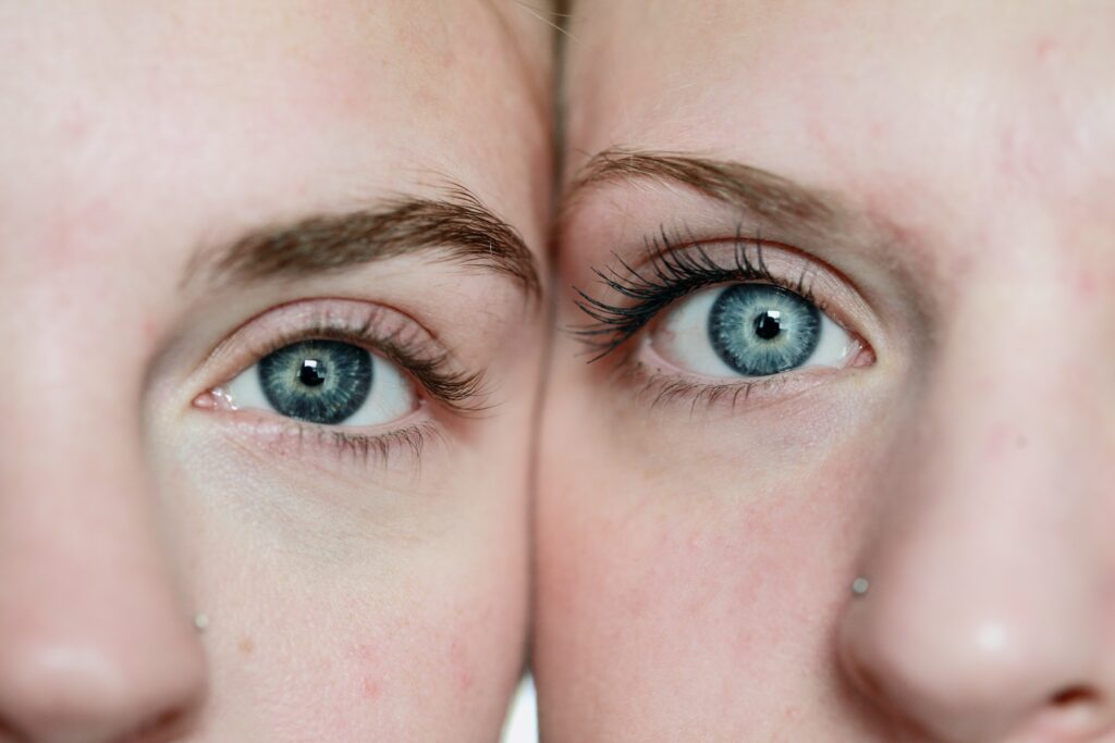 2人の青い目の女性