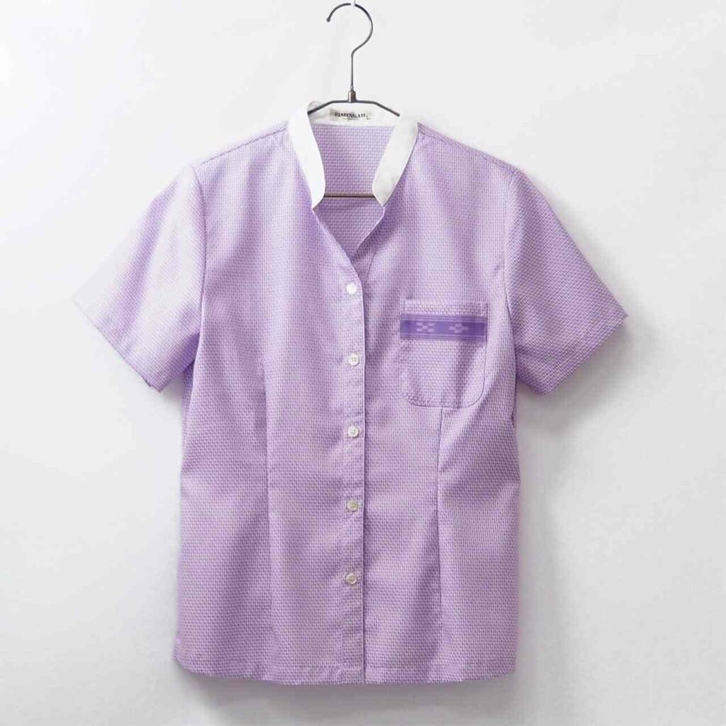 紫色の半袖シャツ