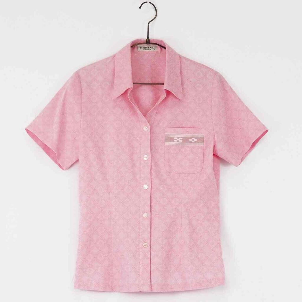 ピンク色の半袖シャツ