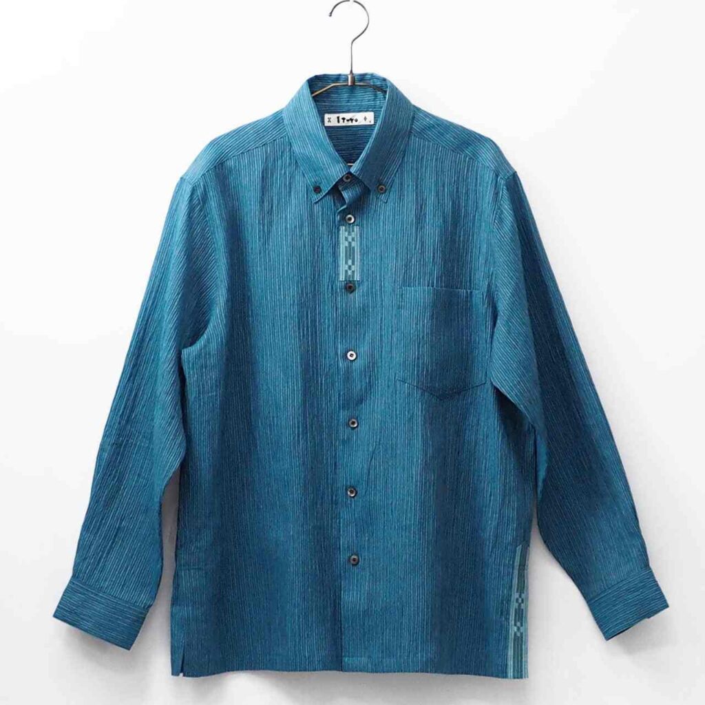 青色の長袖シャツ