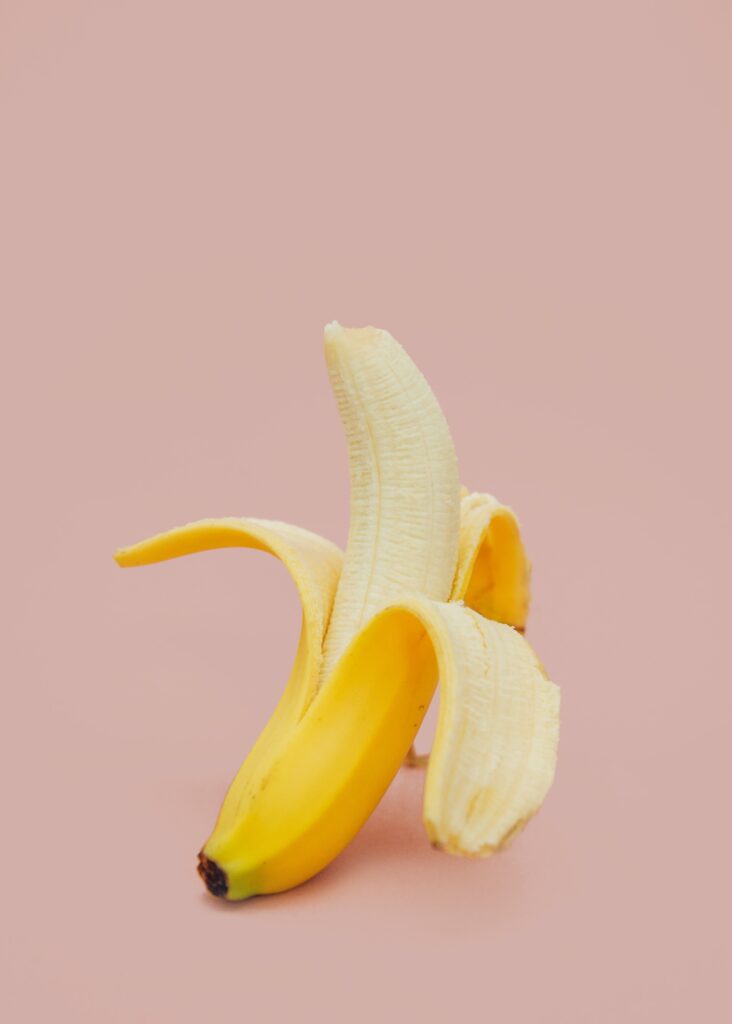 皮を剥いたバナナ