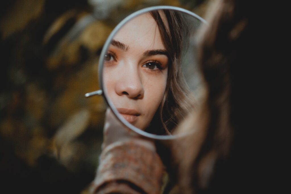 鏡に映る自分を見る女性